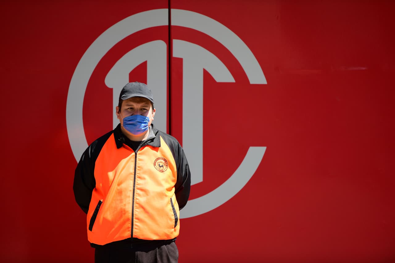 Los trabajadores se presentaron con cubrebocas para el partido.