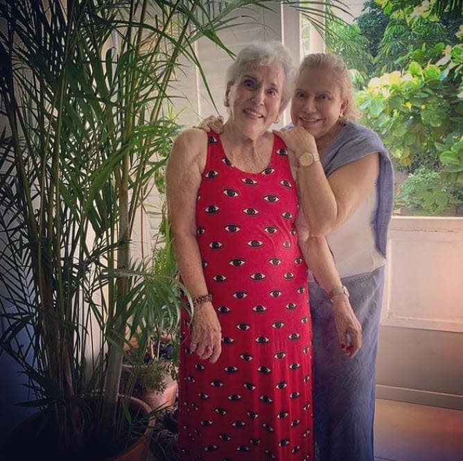 Su mamá (a la derecha en la imagen), además de artista plástica, fue cantante de bossa nova, y su abuela materna era concertista de piano clásico.