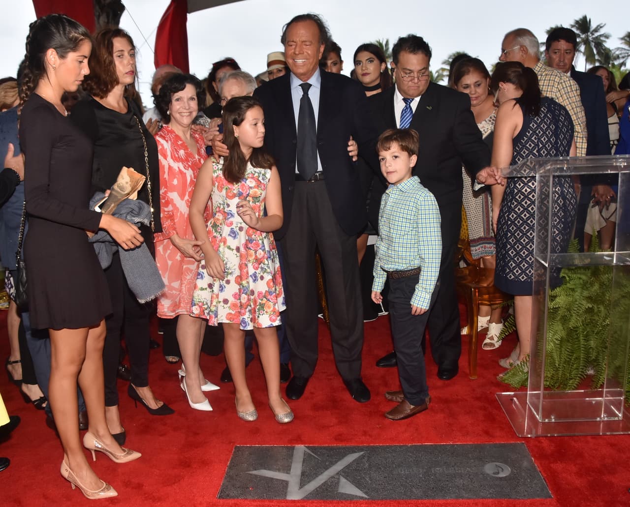 Julio más tarde brindaría un show en el Centro de Bellas Artes de San Juan.