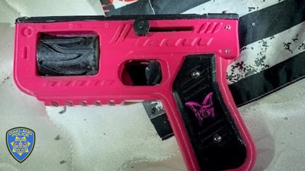 “La persona detenida fue detenida por varios cargos relacionados con armas de fuego, así como por la descarga negligente de un arma de fuego”, señaló la policía.
<br>