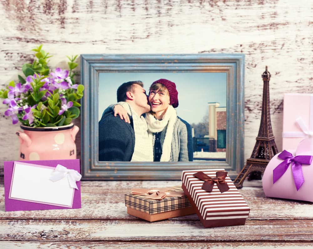 Toma otra foto tuya y asegúrate que terminen del mismo tamaño las dos imágenes ayudándote con unas tijeras. Si es una foto donde salen los dos tan sólo dóblala a la mitad.