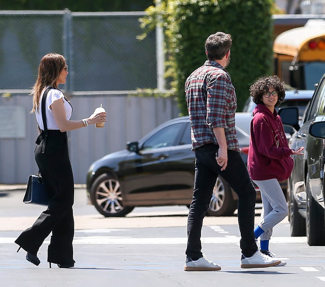 Los fotógrafos los siguieron y captaron cuando se encontraron con la joven al momento de recogerla en el colegio. 
<br>