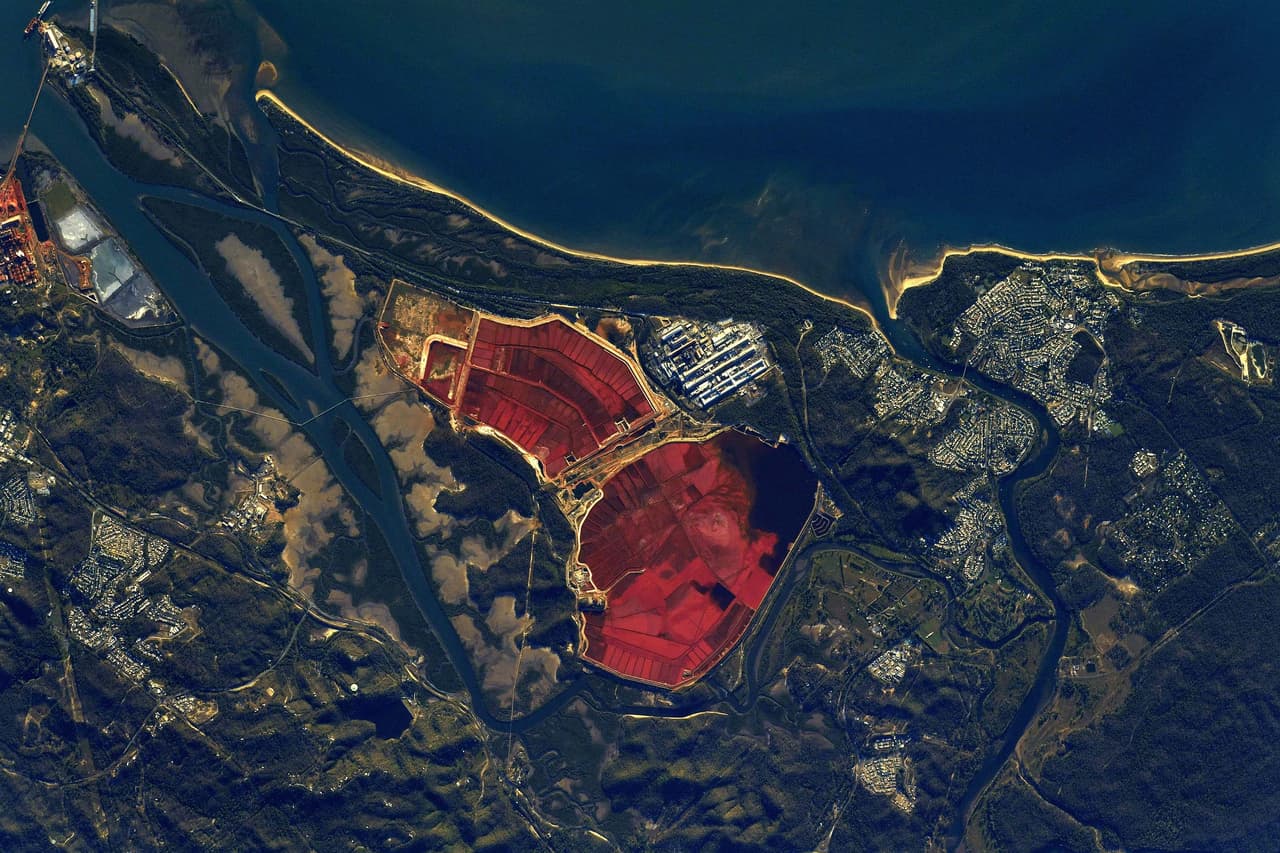 <b>Desechos de la producción de aluminio (Australia)</b>
<br>
<br>“Un lago rojo implica flamencos, pero en Queensland, el lodo rojo es un producto de desecho de la producción de aluminio”, explicó el astronauta sobre esta fotografía. 
<br>
<br>Según el fotógrafo, se pueden ver las consecuencias de las actividades humanas desde el espacio, desde el cambio climático hasta la simple contaminación. “El efecto visible más obvio es el retroceso de los glaciares año tras año y misión tras misión”, añadió Pesquet.
<br>