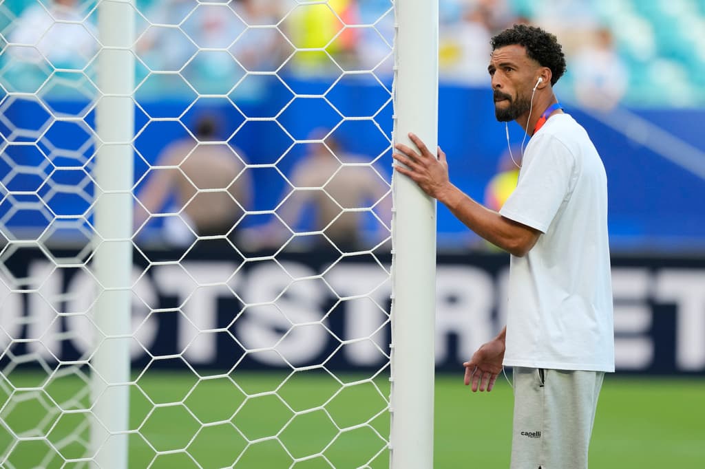 El portero de Cabo Verde, Vozinha, calienta antes del partido de fútbol.