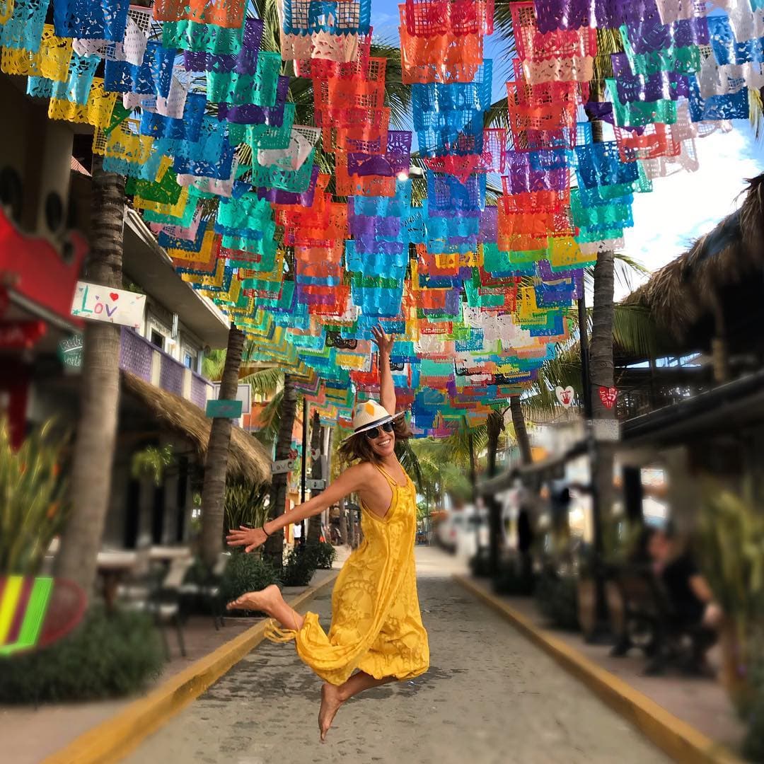 La orgullosa chihuahuense ama recorrer los Pueblos Mágicos de su país. Aquí la vemos disfrutando de las increíbles instalaciones de papel picado que se encuentran en las calles principales de Sayulita, Nayarit, México.