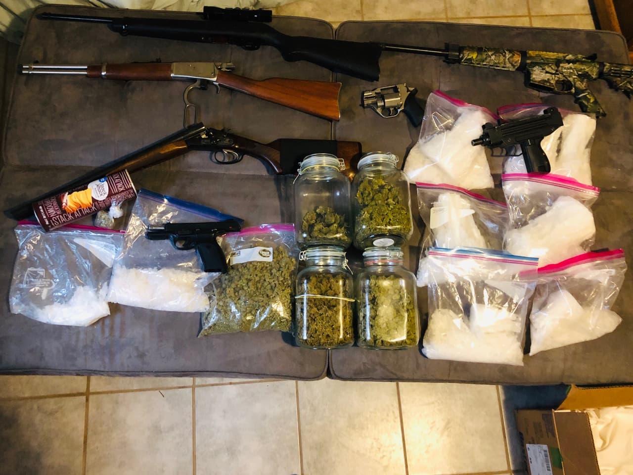 Durante la operación, en la que participaron agentes de la
<b><a href="https://www.ice.gov/hsi" target="_blank">Oficina de Investigaciones de Seguridad Nacional (HSI)</a></b>, que es parte de
<b><a href="https://www.ice.gov/" target="_blank">ICE</a></b>, la Policía de Atlanta, la Oficina del Sheriff local y otras agencia estatales, se incautaron varias armas de fuego y municiones, así como 10 libras de una sustancia que se sospecha que es metanfetamina, dos libras de marihuana, presunta cocaína y artículos de pandillas.