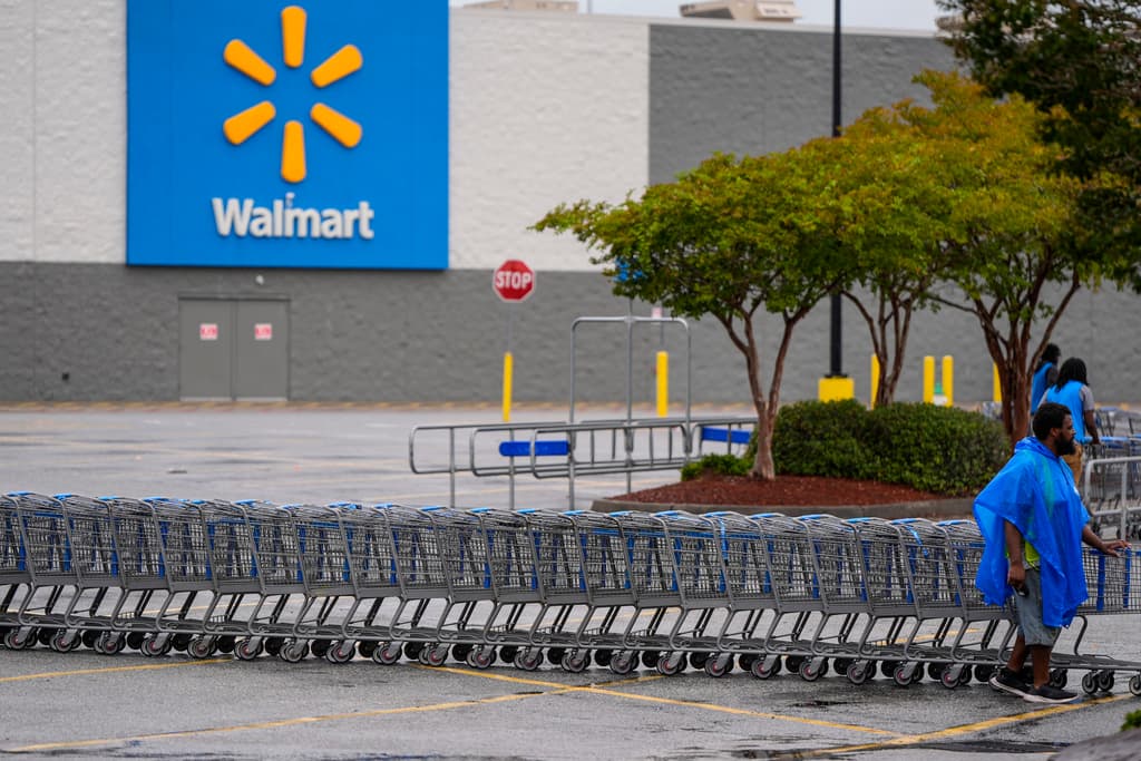 Trabajadores de 
<b><a href="https://www.univision.com/noticias/comunidad-en-georgia-aun-no-se-recupera-del-huracan-idalia-y-se-alista-para-los-embates-de-helene-video" target="_blank">Walmart en Valdosta, Georgia</a></b>, se encargaron de recoger todos los carritos del estacionamiento para evitar que actuaran como proyectiles durante el impacto del huracán Helene al estado.