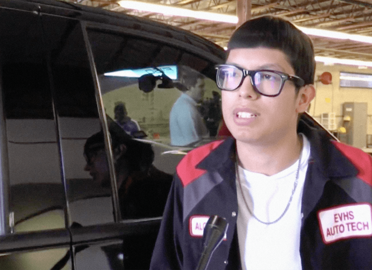 Daniel Alcántara fue sorprendido por el taller Calliber Collision que reparó la camioneta.