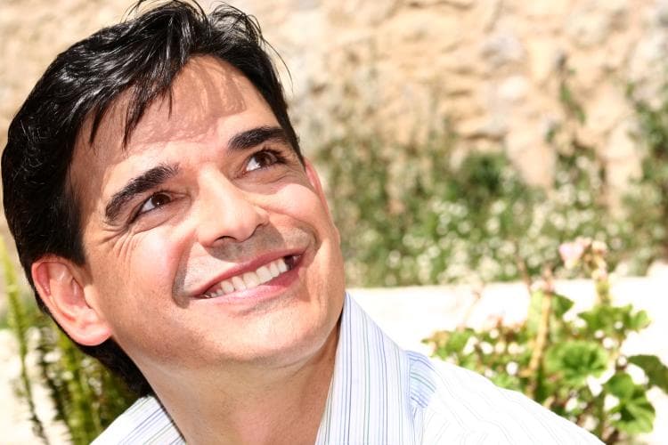 José Ángel Llamas comenzó su carrera por casualidad. Estudió Comunicación Social y se desempeñó como camarógrafo, editor y productor durante años, pero Epigmenio Ibarra descubrió su talento como actor y le dio el protagónico de la telenovela 'Nada personal' en 1996, junto a Ana Colchero y Demian Bichir. Este proyecto lo lanzó a la fama en un abrir y cerrar de ojos.