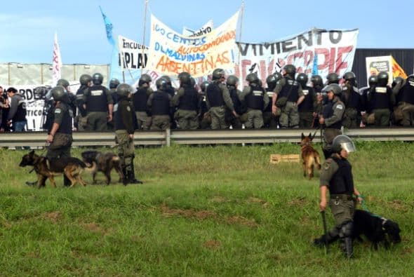 El dirigente sindical, Juan Carlos Schmid, realizó un balance preliminar de la huelga que paralizó al país sudamericano y que desató momentos de tensión por los cortes de ruta que impidieron el acceso de vehículos de todo tipo a la capital.