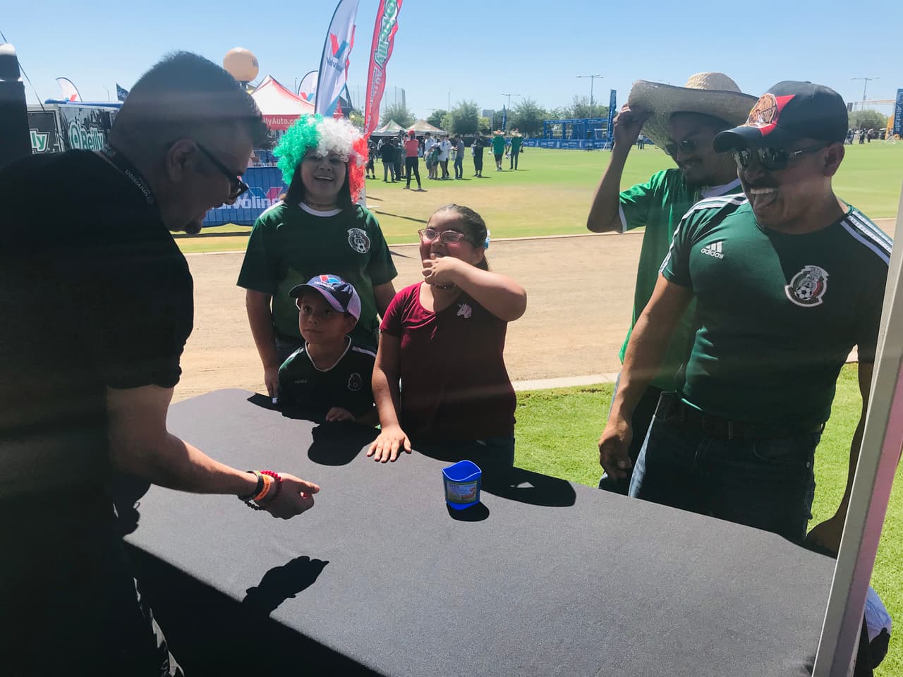 Familias visitaron la carpa de Univisión Arizona.
<br>