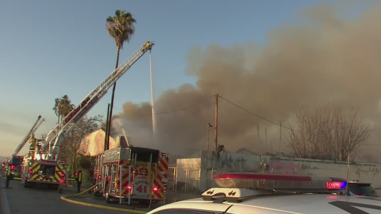 Incendio en una propiedad industrial en Compton siembra pánico, afecta varias viviendas y provoca evacuaciones