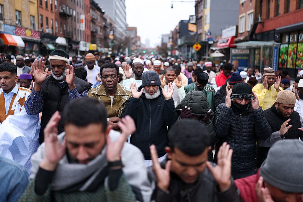 Esta festividad, conocida como la "Fiesta de la Ruptura del Ayuno", es una de las más significativas en el calendario islámico, simbolizando renovación espiritual y unidad comunitaria.
