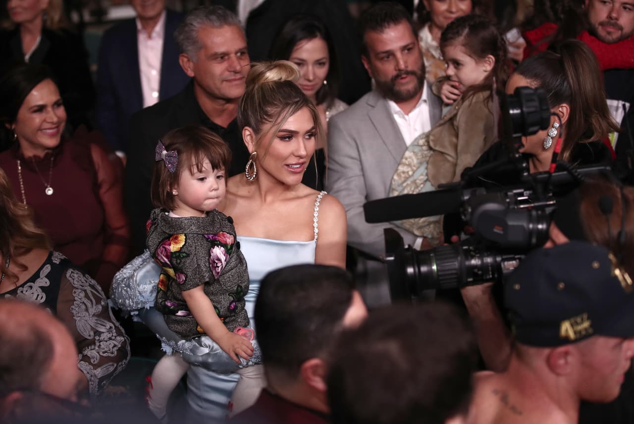 Se desconoce si
<b><a href="https://www.univision.com/entretenimiento/con-esta-tierna-foto-saul-canelo-alvarez-celebra-el-primer-cumpleanos-de-su-hija-maria-fernanda-fotos" target="_blank">María Fernanda</a></b>, hija de Saúl 'Canelo' Álvarez y Fernanda Gómez, estuvo de vacaciones con ellos, pues no hay fotos de ella en Tailandia.