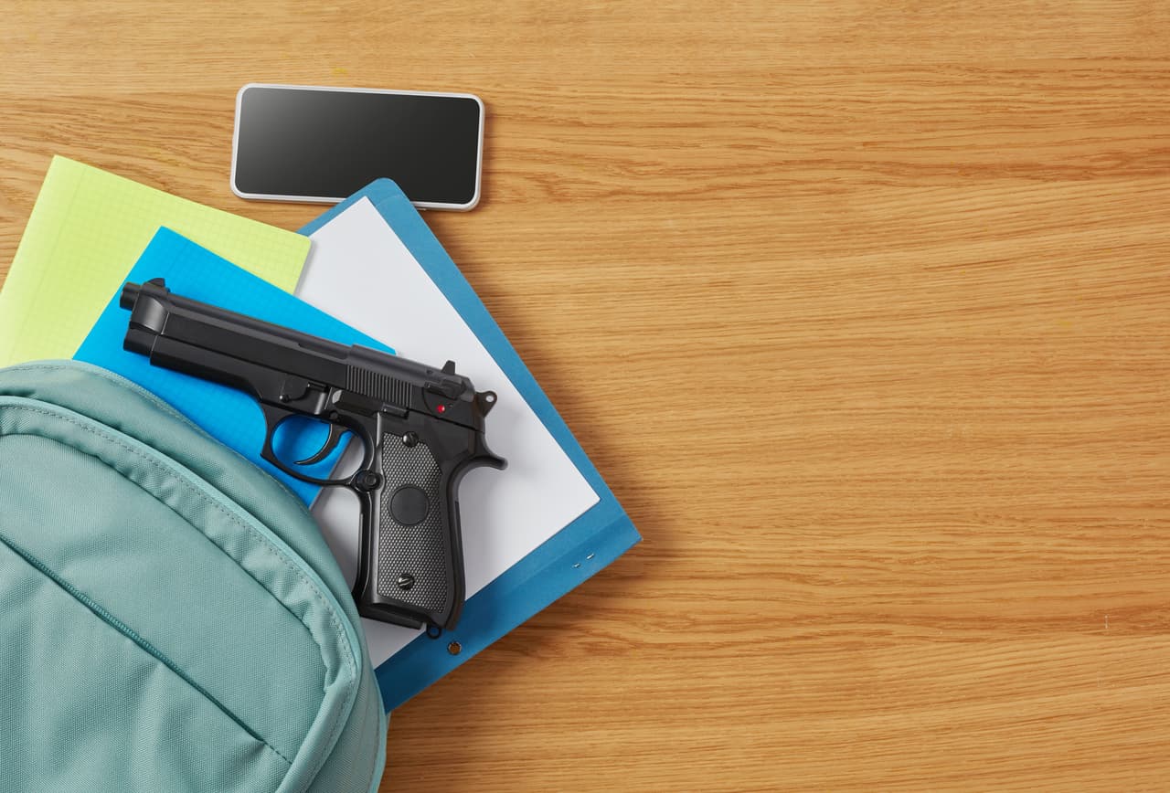 Según las investigaciones de las autoridades, el menor de edad habría encontrado el arma en su mochila, decorada con caricaturas de ‘Paw Patrol’.