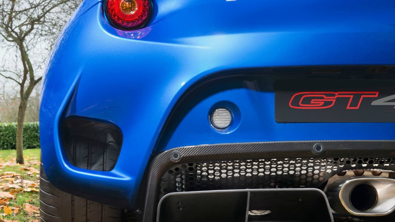 De serie utiliza neumáticos Michelin Sport Cup 2: P.235/35 R19 al frente y P.285/30 R20 atrás; 
<b>suspensión deportiva Eibach, amortiguadores Bilstein </b>y frenos AP Racing.