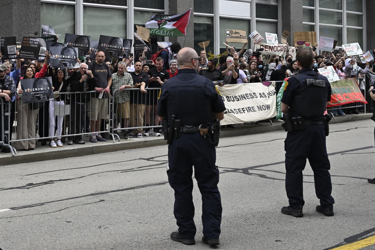 Manifestantes se han hecho presentes a lo largo del viaje.