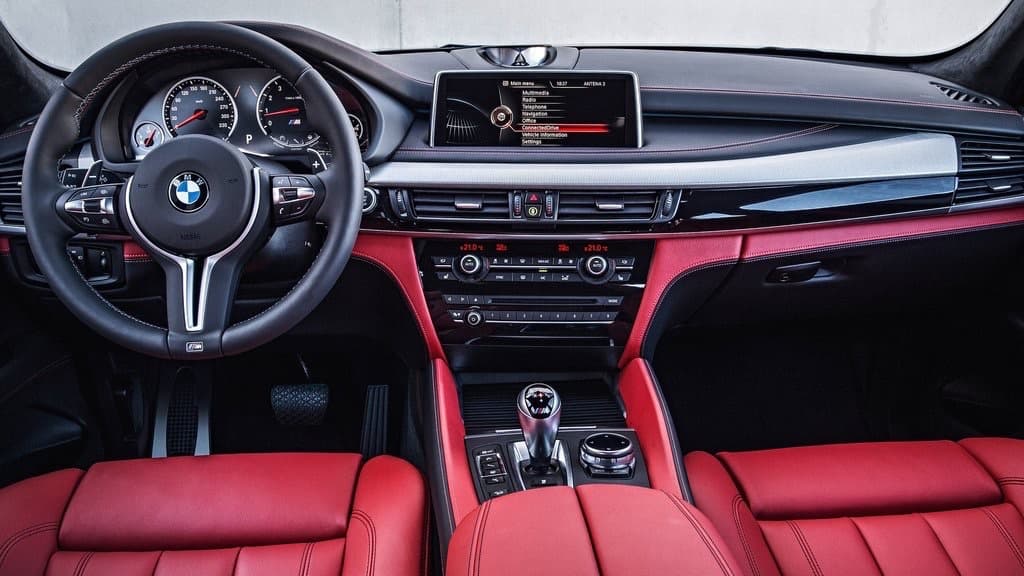 La BMW X5 fue la primera SUV de la marca. Su éxito fue tal que dio pie a una extensa familia de camionetas que se extienden desde la subcompacta X1 hasta la enorme X7, diseñada con el mercado estadounidense en mente, la cual será lanzada en 2018 y también será construida en Estados Unidos.