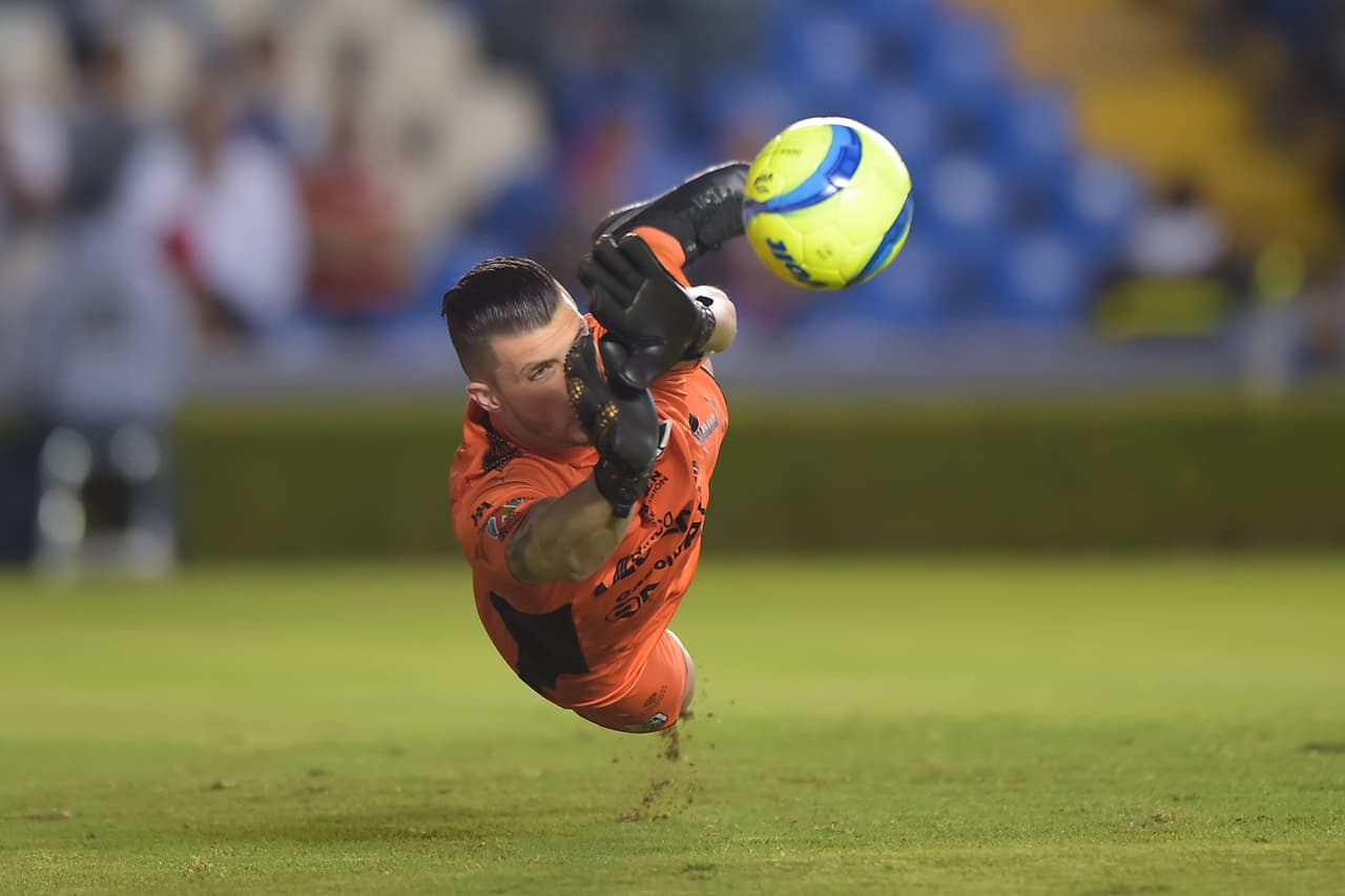 Pero el portero brasileño respondió de gran manera evitando la caída de su arco.