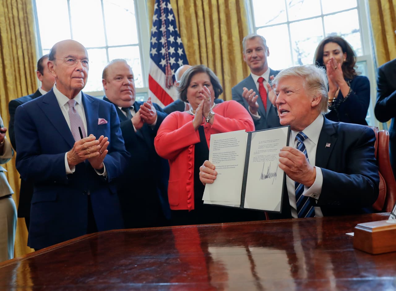 <b><a href="http://www.univision.com/temas/paradise-papers">La investigación revela</a></b> qué hacen con su dinero al meno
<b><a href="http://www.univision.com/noticias/paradise-papers/interactivo-las-conexiones-offshore-de-13-asesores-donantes-y-miembros-del-gabinete-de-donald-trump">s 13 personas cercanas al presidente </a></b>de Estados Unidos, Donald Trump. Entre ellos su secretario de Comercio, sus principales donantes y algunos asesores.
<br>