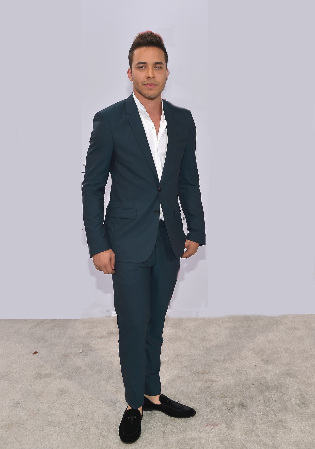 En los Premios Billboard Latinos, Prince apareció muy elegante.