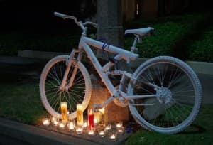 La organización 'Bicicletas Fantasmas' colocó una bicicleta blanca en el lugar del mortal accidente. 
<b>Christian Méndez Ramos </b>ahora es parte de los accidentes que ua suma a 40 muertes en California en lo que va de 2019.