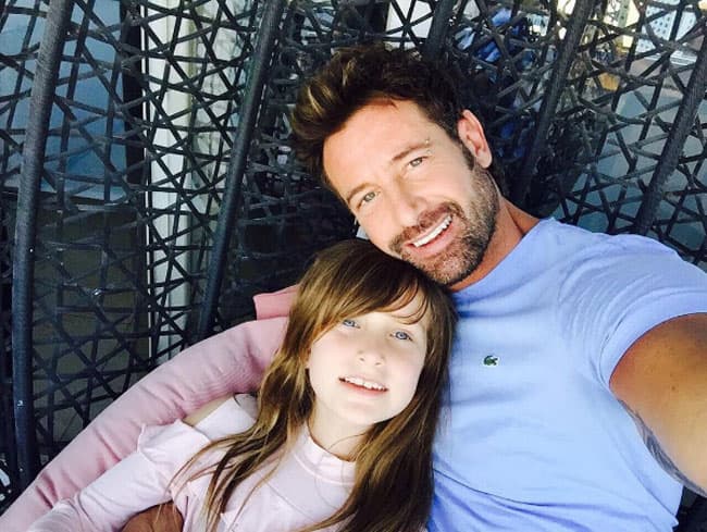 La hija de Gabriel Soto ama a su papá pero odia que la peine
