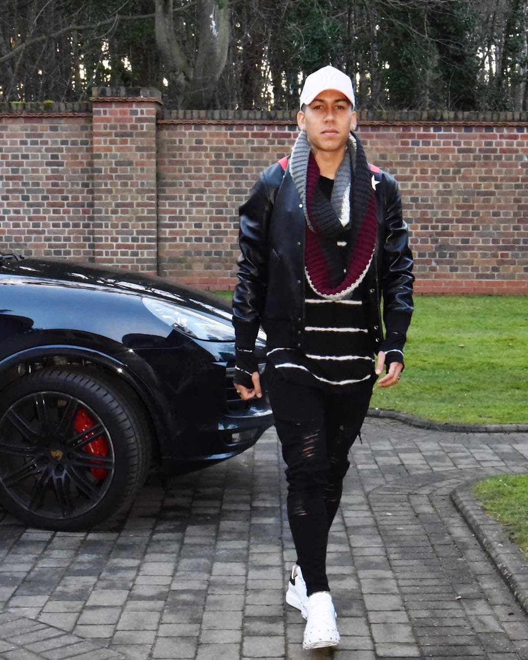 Como todo buen padre de familia no podía faltar una camioneta. Para ello, el brasileño cuenta con una 
<b>Porsche Cayenne.</b>