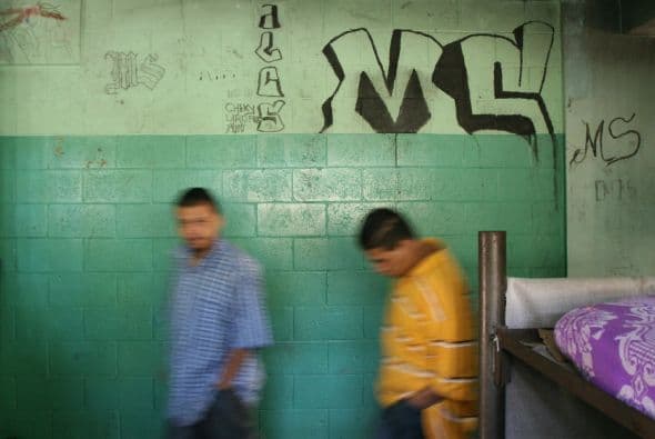 La norma declara ilegales y proscribe "las llamadas pandillas o maras" y prevé la "la extinción de la titularidad, dominio, posesión o tenencia" de los bienes, efectivo, derechos, ganancias y ventajas que se hayan adquirido como parte de esa actividad delictiva.