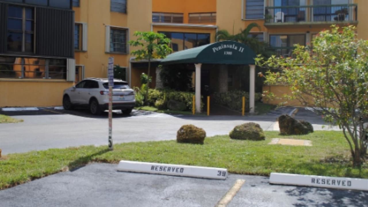 Hombre es hallado muerto bajo su vehículo en condominio de Miami-Dade