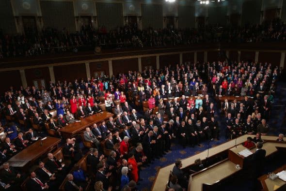 "Los republicanos y demócratas del Senado han actuado. Sé que los miembros de ambos partidos en la Cámara de Representantes quieren hacer lo mismo. (...) Procedamos a aprobar la reforma este año", apremió Obama en su alocución más importante del año.