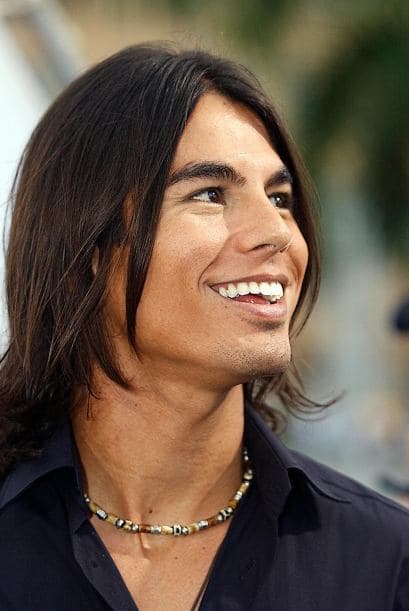 ¿Te acuerdas de Julio Iglesias Jr.? El hermano de Enrique Iglesias llegó con la canción ‘Déjame Volar’ y se lo cumplieron pues voló tan alto que no volvimos a saber de él.