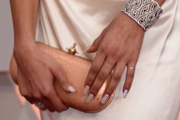 Pero si te empeñas en llevar las uñas largas, se vale siempre y cuando sigas estas reglas.