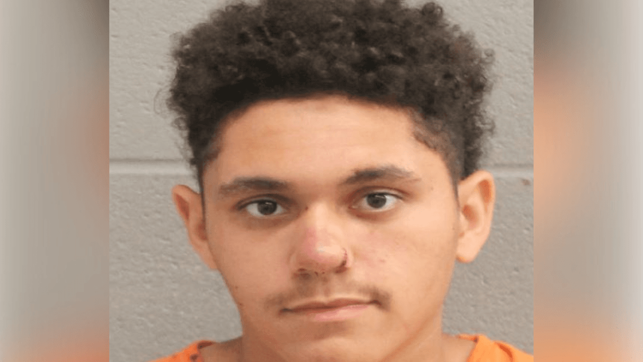 Acusan a joven de 20 años de apuñalar 35 veces a su novia en la cara, cuello y brazos