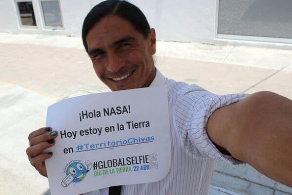 Con esta #GlobalSelfie es como Francisco Palencia, director deportivo de @Chivas, celebra #DíaDeLaTierra. Foto tomada de Twitter.