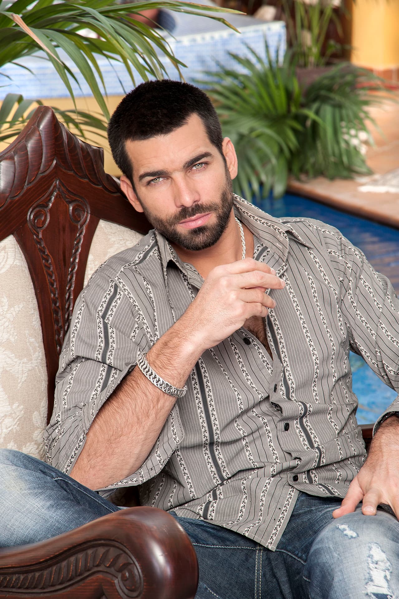 Mantiene una gran enemistad con Fran desde que un conflicto de intereses les separa en el pasado.