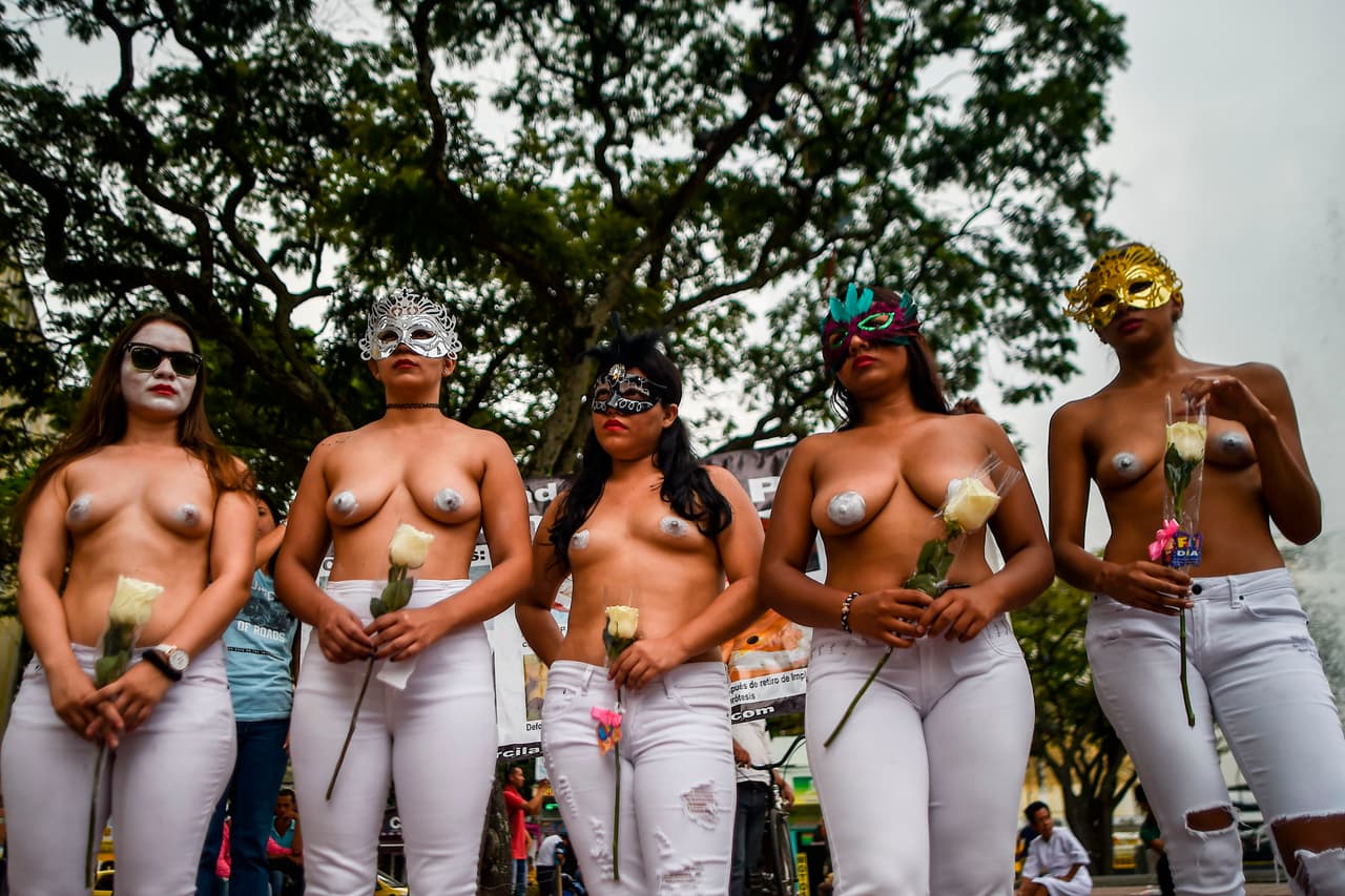 Colombia. Las mujeres colombianas marcharon para celebrar su día. En la imagen un grupo en Cali que también paró exige más derechos. Se unieron al lema de que si ellas se paran, se para el mundo.