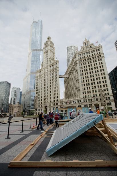Voluntarios erigen una ciudad ficticia en Chicago.