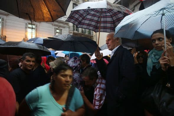 La lluvia no detuvo a los manifestantes de la "marcha silenciosa" que salieron a las calles de Buenos Aires.