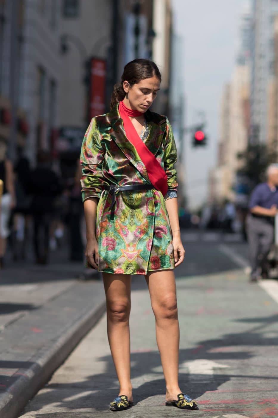 Como si nos devolviéramos a esos años 30 en los que las películas inmortalizaron a las divas que, siempre afectadas y con labial rojo, permanecían en sus casas en bata de seda que brillaba, las mujeres llevan esta prenda ahora como el nuevo accesorio del otoño.