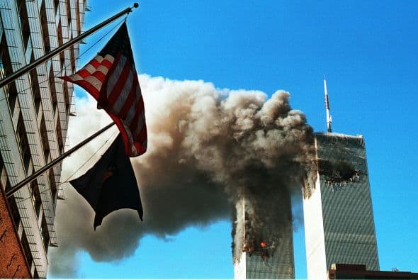 11 de septiembre de 2001- Miembros de la red yihadista Al Qaeda secuestraron aviones, dos de los cuales impactaron contra las Torres Gemelas del World Trade Center en Nueva York. Otro avión más fue impactado en el Pentágono y uno más en un campo abierto en Pensilvania.
