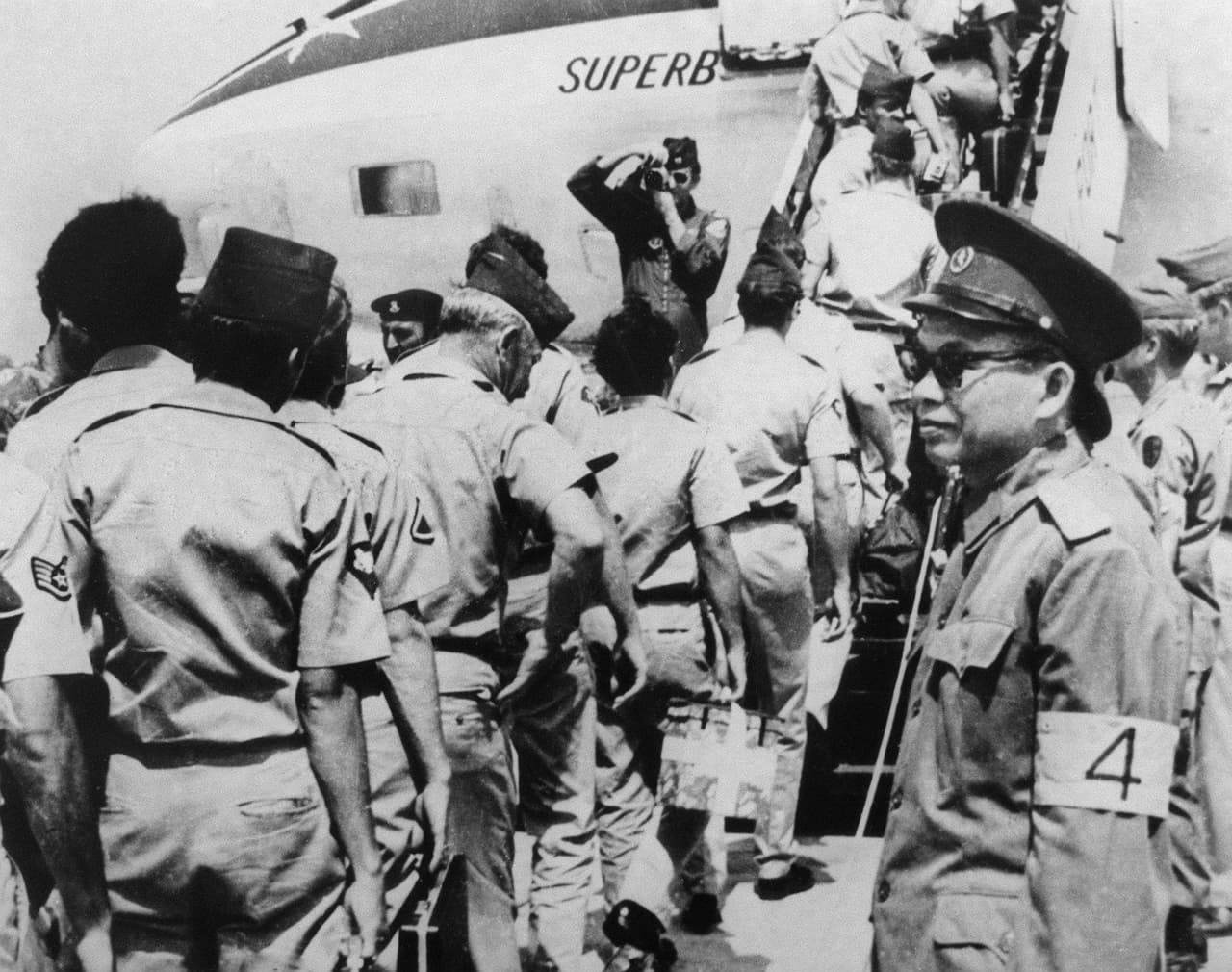 <b>También en la guerra de Indochina de 1973</b>
<br>El efecto del cambio emocional y psicológico como resultado de la exposición a ondas sonoras puede ser encontrado más tarde durante la segunda guerra de Indochina. En 1973, Estados Unidos desplegó la 
<a href="http://mindcontrol-research.net/wp-content/uploads/2016/12/3_goodmann-steve-sonic-warfare.pdf">Campaña ‘Urban Funk’ (reseñada en el libro 'Sonic Warfare' con detalle en la pag. 19),</a> un ataque que a través del sonido buscó alterar los estados mentales de sus enemigos. "El objetivo de lanzar este ataque a través de la selva usando sonidos en lugar de municiones era debilitar la resolución de la guerrilla vietnamita, hacerlos salir de su escondite y lograr así su rendición".