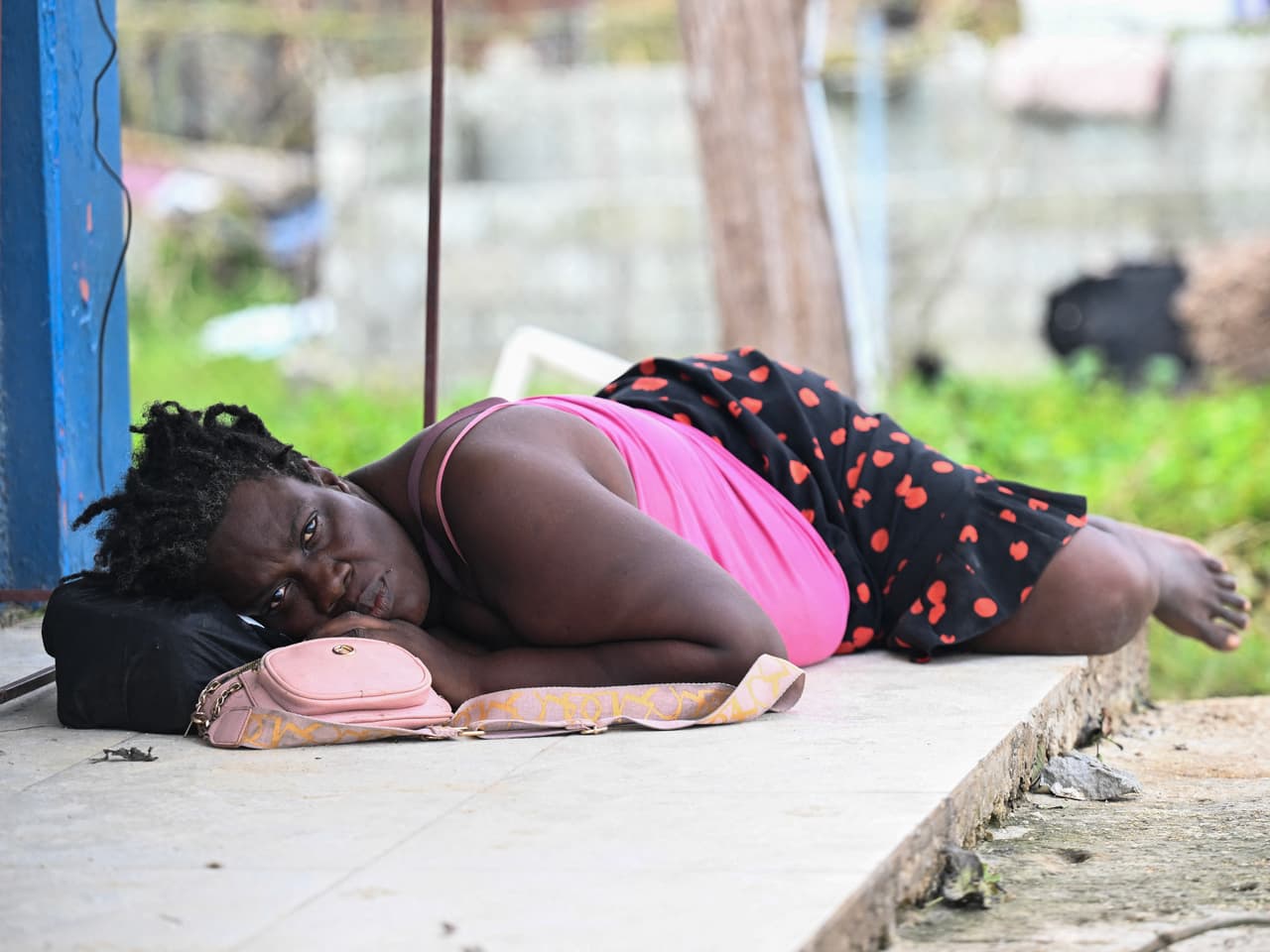 <b>Jamaica</b>
<br>Una mujer yace en una plaza tras la destrucción de su casa por el huracán Melissa en Lacovia, St. Elizabeth, Jamaica, el 31 de octubre de 2025. Al menos 19 personas fallecieron en Jamaica a causa del huracán Melissa, que devastó la isla al tocar tierra esta semana, según informó un ministro del gobierno a los medios de comunicación a finales del 31 de octubre.