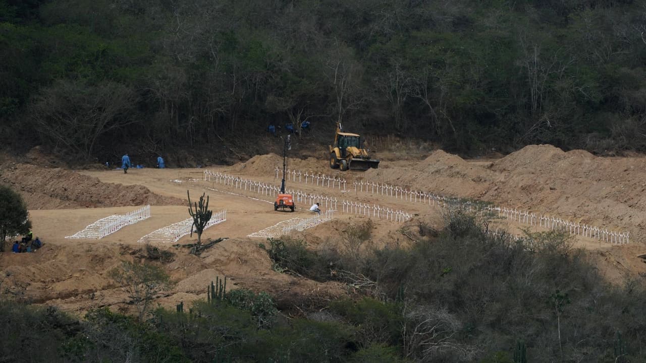 Hileras de cruces blancas reciben a los cuerpos no identificados tras los sismos en Venezuela