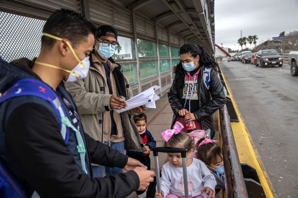 <b>Nicaragua.</b> Una familia nicaragüense espera en Matamoros, México, su oportunidad para pedir asilo en Estados Unidos. La 
<a href="https://www.univision.com/noticias/america-latina/investigacion-lavado-de-dinero-nicaragua-periodistas">represión política del gobierno de Daniel Ortega a sus opositores</a> y la crisis política en el país ha llevado a muchos a buscar protecciones en el exterior. Según cifras de la Oficina de Aduanas y Protección Fronteriza de Estados Unidos, el 
<a href="https://www.cbp.gov/newsroom/stats/nationwide-encounters" target="_blank">número de arrestos</a> de nacionales de ese país en la frontera sur ha aumentado exponencialmente en los últimos dos años fiscales: en 2020 acumuló 2,291 detenciones; en los que va de 2021 el aumento ha sido de 420%, con un repunte hasta 11,917 detenciones en los ocho meses que han transcurrido. Son menos los que han buscado quedarse en México: en 2019 ese país recibió 2,233 peticiones de refugio; en lo que va de 2021 suman 936. Y por el acumulado de casos positivos desde 2013 hasta ahora, 
<b>Nicaragua está entre las primeras siete naciones a las que México ha otorgado más refugios. </b>