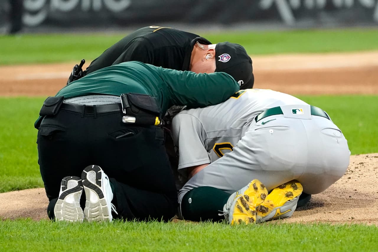 En la segunda entrada, Bassitt lanzó una recta cortada a 89.5 mph que 
<b>Brian Goodwin</b> condujo de regreso por el medio. 
<br>