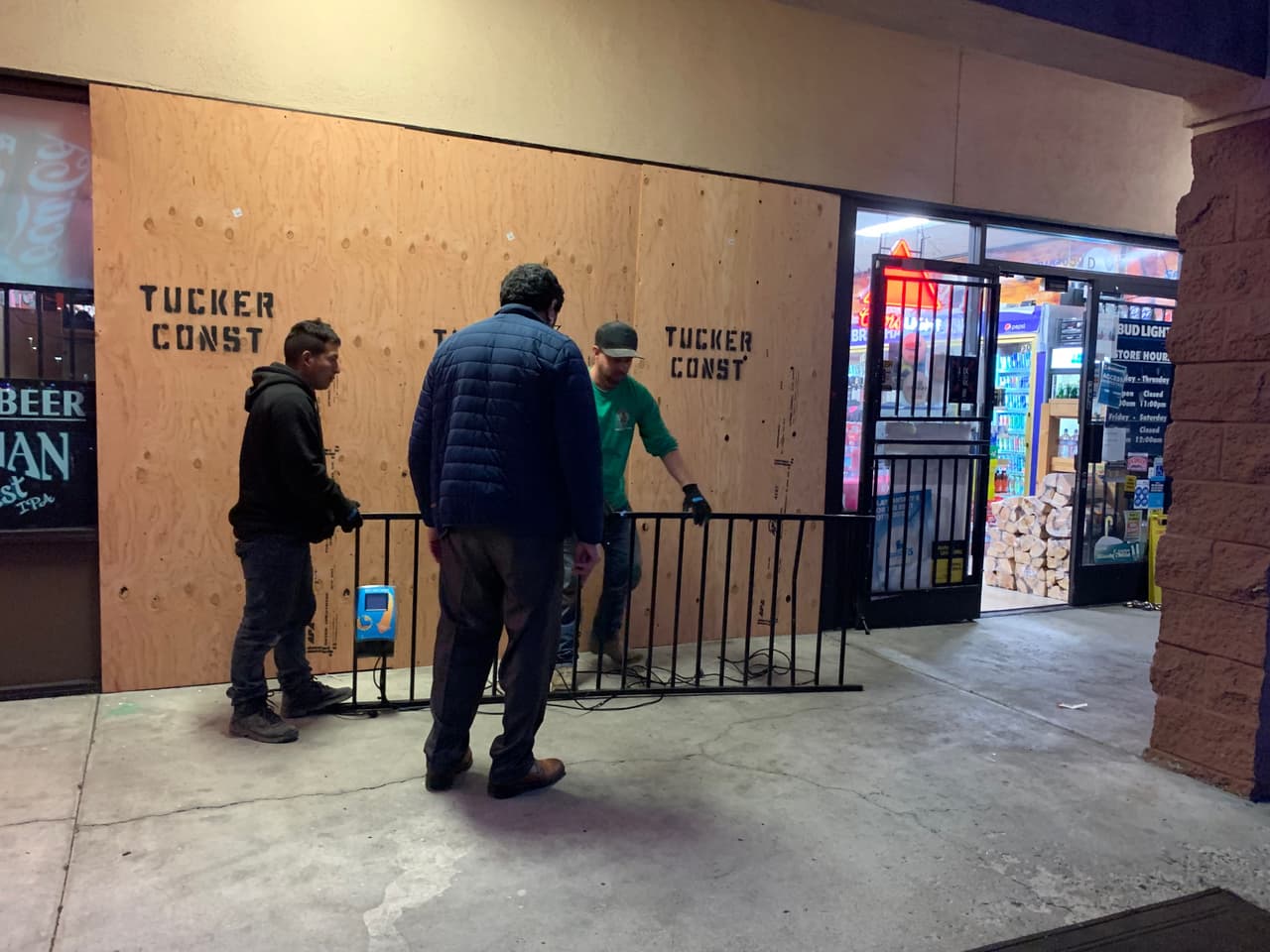 Los ladrones estrellaron autos para romper las puertas de los negocios y poder llevarse los cajeros.
<br>