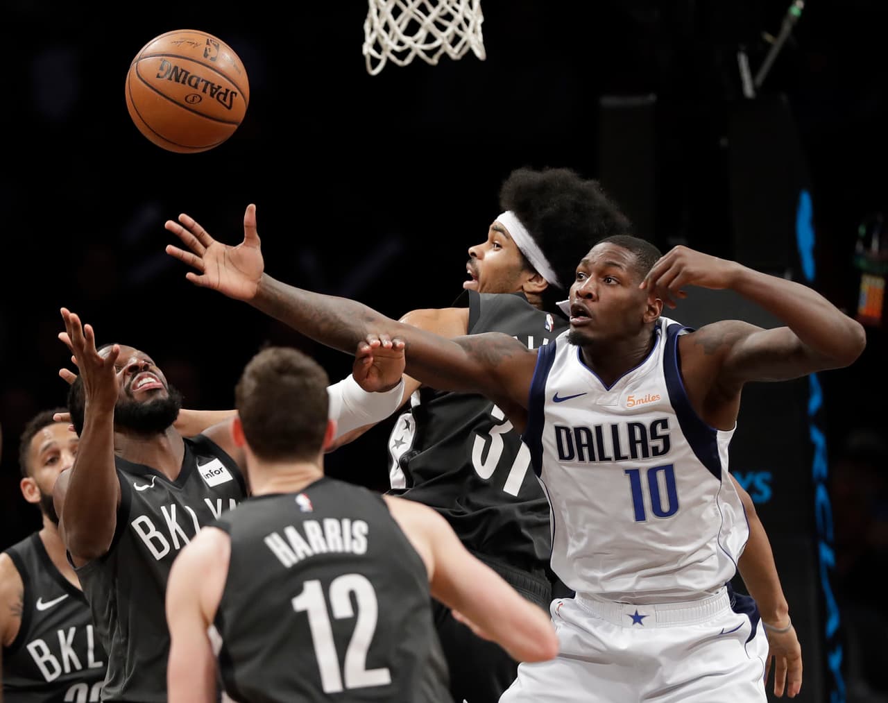 <b>DALLAS 88-127 BROOKLYN</b>. Los Mavericks (27-36) confirman su mal momento con récord de 2-8 en los 10 jugos más recientes al caer en Barclays Center con unos inspirados Nets (33-33), que de terminar hoy la campaña, estarían en Playoffs.