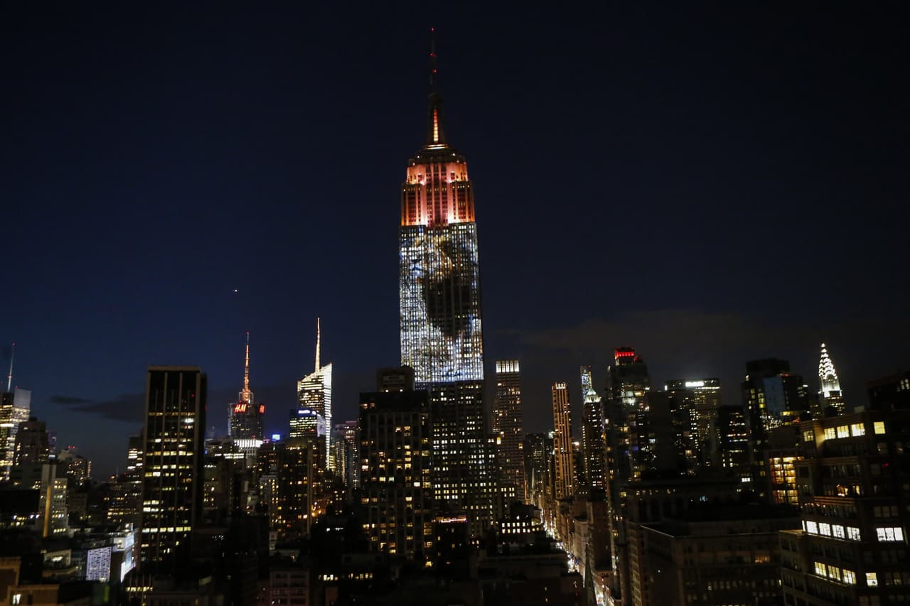 La imagen del león, que murió a manos de un cazador norteamericano la semana pasada, se exhibió en la fachada sur del emblemático edificio de Nueva York.