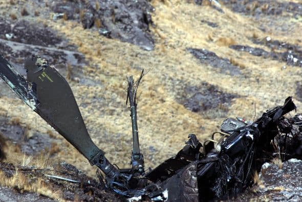 Restos del helicóptero. El ministro del Interior, Tareck El Aissami, confirmó que en el accidente había ocurrido a las 6:30 hora local, donde murieron el copiloto de la aeronave y el jefe de máquinas del buque, poco antes de que terminara la operación de rescate de tres embarcaciones que el sábado quedaron a la deriva en la zona. "Este fue el helicóptero que trasladó el personal médico hasta la fragata que dirigió el rescate de dos embarcaciones. Dejó la fragata y luego chocó con el buque", precisó Al Aissami.